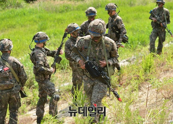 ▲ 각 분대별로 임무위치로 이동하고 있다.ⓒ뉴데일리 정상윤 사진기자