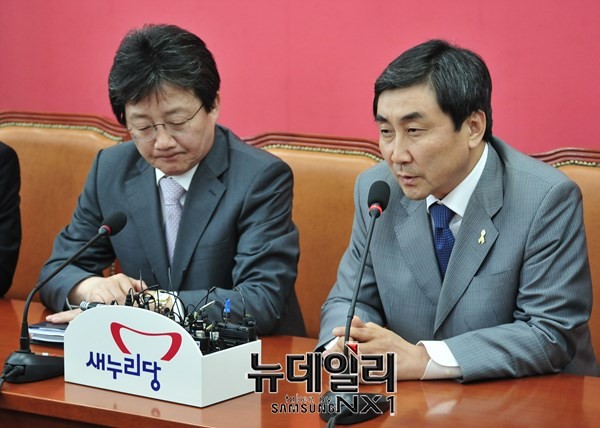 ▲ 새정치민주연합 이종걸 원내대표(사진 오른쪽)는 새누리당 유승민 원내대표가 국회법 개정안 재의결시 의결정족수를 맞춰주기로 했다는 이른바 약속 발언으로 큰 파문을 일으킨 뒤 이를 취소한 바 있다. ⓒ뉴데일리 이종현 기자