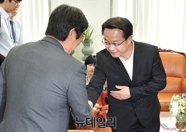 ▲ 국회법 개정안에 대한 거부권 행사가 이뤄지지 않으면 당장의 파국은 피할 수 있게 되고, 여야 관계는 순항이 예상된다. 사진은 양당 원내수석부대표 회동을 갖고 있는 새누리당 조해진 원내수석과 새정치민주연합 박기춘 원내수석. ⓒ뉴데일리 이종현 기자