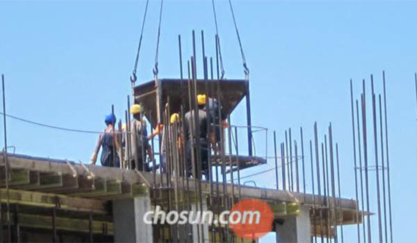 ▲ 러시아 블라디보스톡에서 일하는 북한 근로자들의 모습. 북한은 외화벌이 근로자들의 탈출을 막기 위해 러시아 당국과 꾸준히 협상을 벌이고 있다. ⓒ조선닷컴 보도사진