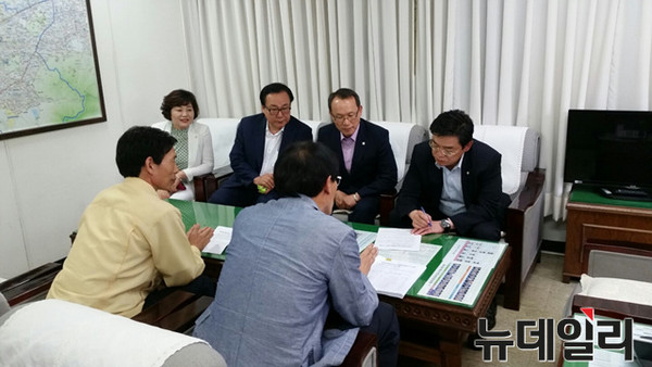 ▲ 새누리당 홍지만 의원이 지역구 보건소를 찾아 메르스 대응 상황을 점검하고 있다. ⓒ뉴데일리