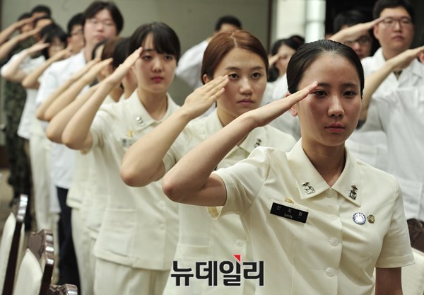 ▲ 군 의료지원단'소속 간호장교가 경례를 하고 있다.ⓒ뉴데일리 이종현 사진기자