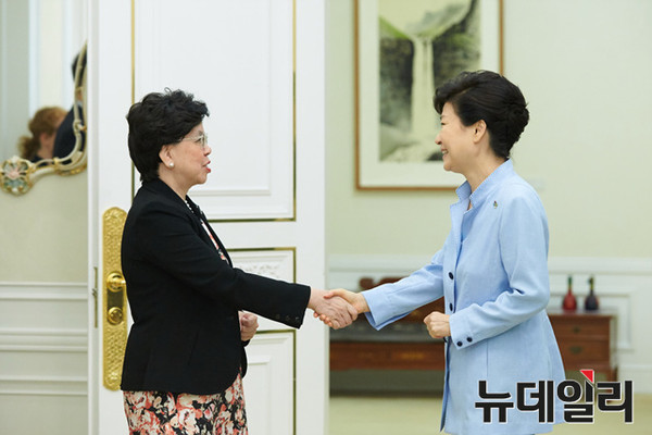 ▲ 박근혜 대통령이 19일 청와대에서 마가렛 찬 WHO 사무총장과 만나 인사를 나누고 있다. ⓒ뉴데일리