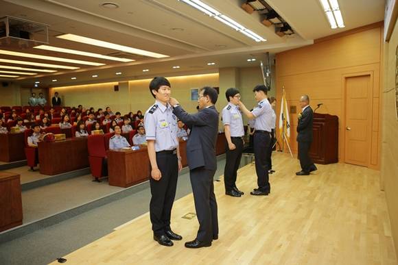 ▲ '제4기 신규채용자과정 수료식'에서 김낙회 관세청장(단상 왼쪽 2번째)이 성적우수자에 대한 시상을 하고 있다. ⓒ관세청