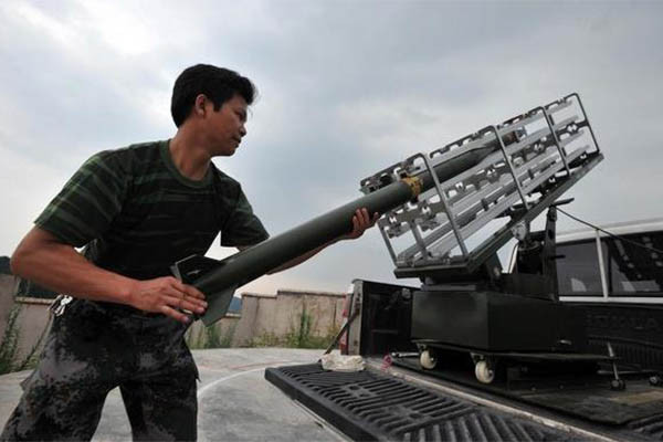 ▲ 인공강우용 로켓 발사를 준비 중인 中정부 연구원. ⓒ차이나 데일리 보도화면-미래창조과학부 블로그 캡쳐