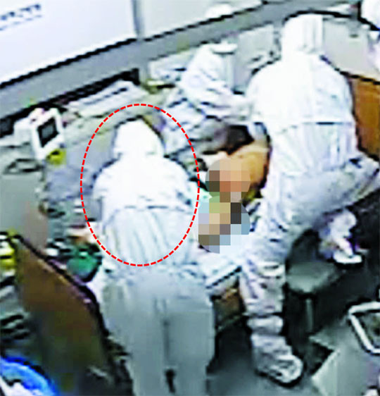 ▲ 지난 3일 대전 건양대병원 의료진이 메르스(중동호흡기증후군) 36번 확진 환자에게 심폐소생술을 실시하는 모습. 빨간색 점선으로 표시된 사람이 이 과정에서 메르스에 감염된 간호사다. 건양대병원은 메르스 확산을 우려해 이날 응급실 등 병원의 일부 시설을 일시적으로 폐쇄했다. ⓒ 조선닷컴(건양대병원 제공)