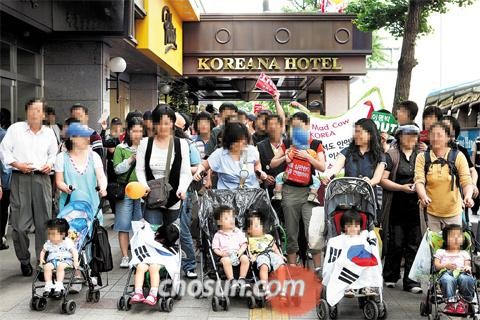 ▲ 2008년 광우병 파동 당시, 거리행진을 하는 유모차부대의 모습. ⓒ 조선닷컴DB