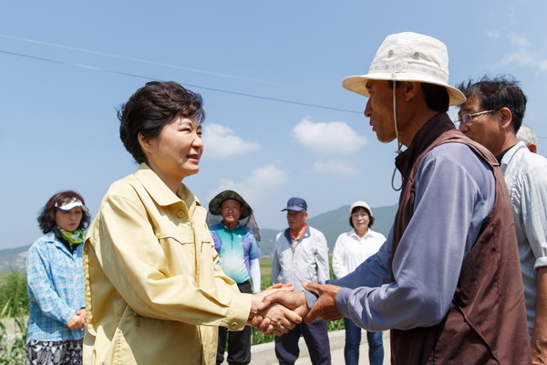 ▲ 박근혜 대통령이 21일 가뭄 최대 피해지역 가운데 한 곳인 인천 강화도를 방문해 피해농업인을 격려하고 있다. ⓒ청와대 제공