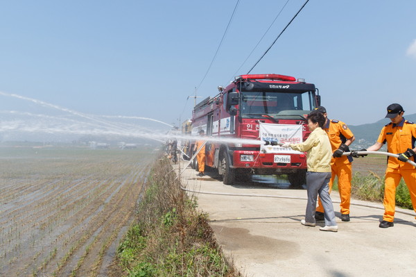 ▲ 박근혜 대통령이 21일 가뭄 최대 피해지역 가운데 한 곳인 인천 강화도를 방문해 논에 물을 뿌리고 있다. ⓒ청와대 제공