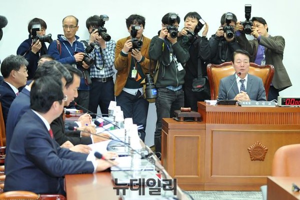 ▲ 사무총장 임명이 유력시되고 있는 새누리당 한선교 의원(오른쪽 위원장석). ⓒ뉴데일리 이종현 기자