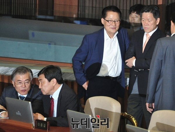 ▲ 새정치민주연합 문재인 대표와 이종걸 원내대표가 지난 18일 본회의장에서 무언가를 심각하게 논의하고 있다. 뒷쪽에는 박지원 전 원내대표와 주승용 최고위원이 서서 대화를 나누고 있다. ⓒ뉴데일리 이종현 기자