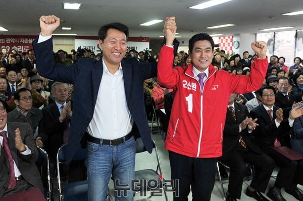 ▲ 3년 6개월만의 공백을 깨고, 야권 성향이 짙은 서울 관악을에서 오세훈 전 서울시장(왼쪽)이 정계 복귀를 알렸다. 사진은 4.29 재보궐 선거 당시 오신환 후보(오른쪽)와 찍은 사진. ⓒ뉴데일리 이종현 기자