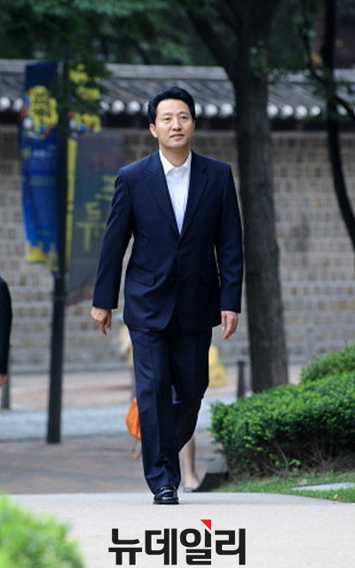 ▲ 3년 6개월만의 공백을 깨고, 야권 성향이 짙은 서울 관악을에서 오세훈 전 서울시장(왼쪽)이 정계 복귀를 알렸다. 사진은 4.29 재보궐 선거 당시 오신환 후보(오른쪽)와 찍은 사진. ⓒ뉴데일리 이종현 기자