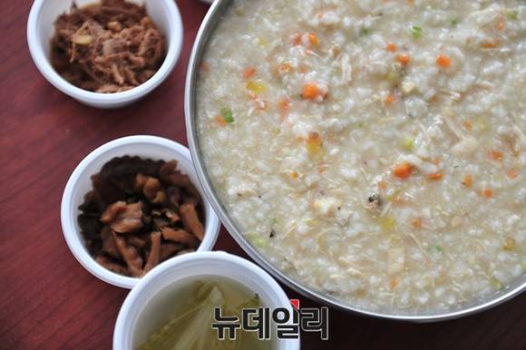 ▲ 건강한 죽 대표 메뉴 삼계 전복죽은 향긋한 인삼 향관 고소한 전복 맛이 일품이다.