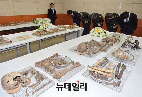 ▲ 국방부는 지난 3월, 강원 홍천에서 발굴한 6.25 전쟁 당시 전사한 중국군들의 유해를 중국정부에 인도했다. 사진은 중국군 유해 입관식 모습.  ⓒ뉴데일리 DB