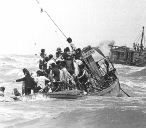 ▲ 남쪽 베트남 패망후 바다를 떠도는 보트 피플.