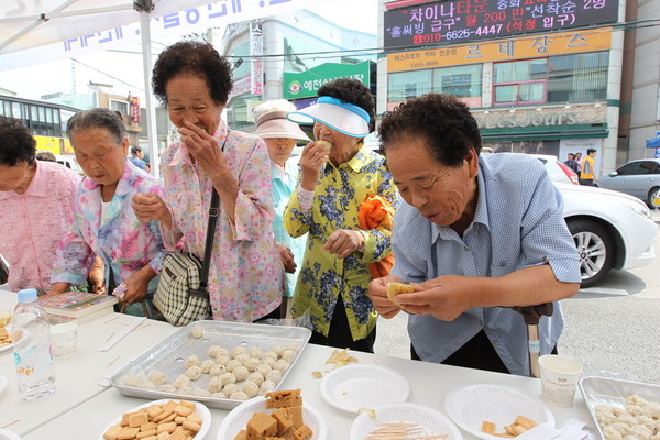 ▲ 예천군이 군민들에게 자유와 평화의 소중함과 안보의식을 고취시키기 위해 6‧25 한국전쟁 음식 무료 시식회를 마련했다.ⓒ예천군 제공