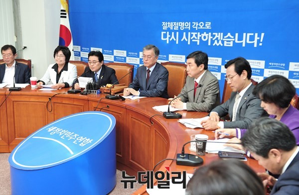 ▲ 새정치민주연합 지도부가 22일 최고위원회의에서 공개 모두발언을 하고 있다. 사진 왼쪽부터 이용득·유승희·전병헌 최고위원, 문재인 대표, 이종걸 원내대표, 오영식·추미애 최고위원. ⓒ뉴데일리 이종현 기자