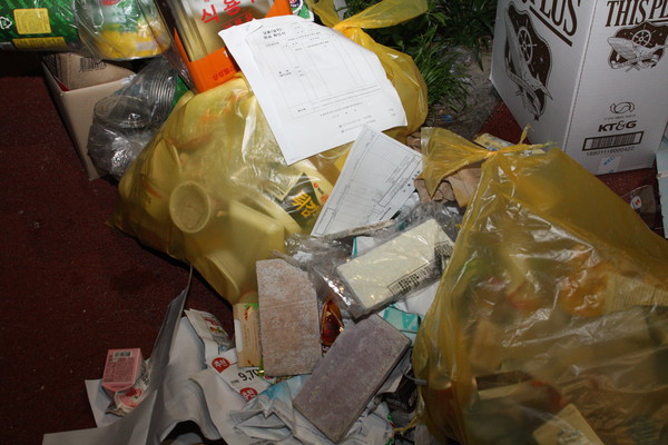 ▲ LH공사 후문에 종량제에 담긴 생활쓰레기가 노상에 투기되어 있다
