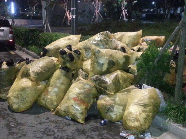 ▲ LH공사 후문에 종량제에 담긴 생활쓰레기가 노상에 투기되어 있다