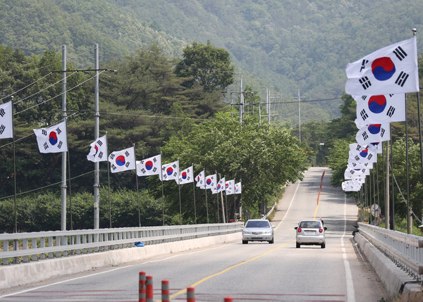 ▲ 영양군은 광복 70주년 나라사랑 태극기 달기운동을 추진하고 있다.ⓒ영앙군 제공