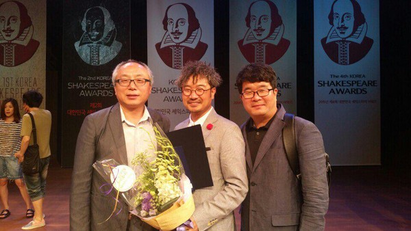 ▲ 왼쪽부터 서울연극협회 박장렬 회장, 양정웅 연출(연출상), 송형종 연출(2014년 대상)ⓒ대한민국 셰익스피어 어워즈 조직위원회