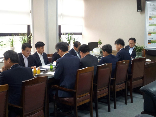 ▲ 군위군은 22일 군청제1회의실에서 국가투자예산 확보 보고회를 개최하고 있다.ⓒ군위군 제공