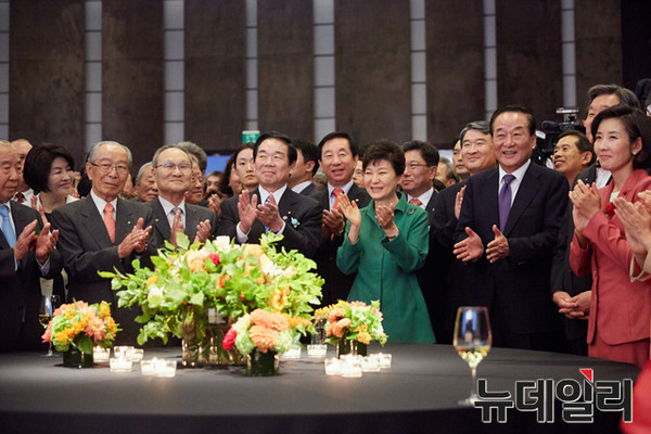 ▲ 박근혜 대통령이 22일 오후 주한 일본대사관 주최로 서울 웨스틴조선호텔에서 열린 '한-일 국교정상화 50주년 기념 리셉션'에 참석해 양국 관계자들과 함께 행사를 축하하고 있다. ⓒ청와대 제공