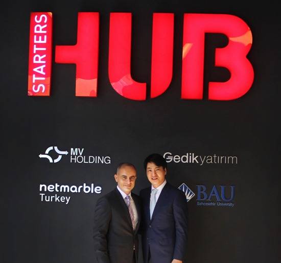 ▲ 터키 인큐베이션 센터 넷마블터키 대표 '스타터스허브'에서 바리스 오지스텍(좌측)과 넷마블게임즈 이승원 글로벌 총괄부사장.ⓒ넷마블게임즈