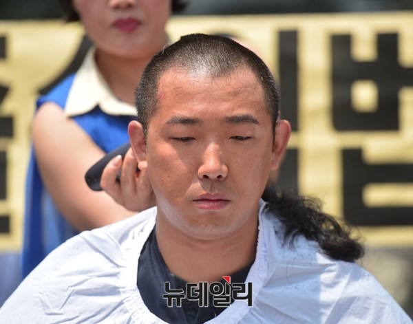 ▲ 어버이연합과 함께 활동하는 한겨례청년단 소속 회원이, "국회법 개정안에 대한 박근혜 대통령의 거부권 행사를 촉구한다"고 외치면서, 머리를 삭발했다. ⓒ 뉴데일리 정상윤 사진기자