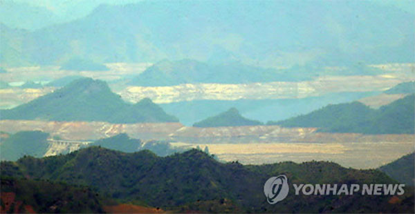 ▲ 가뭄으로 점차 수위가 낮아지고 있는 북한 금강산댐. ⓒ연합뉴스. 무단전재 및 재배포 금지.