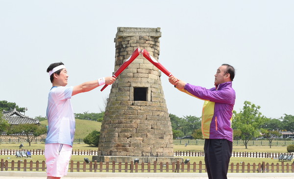 ▲ 경주시가 23일 ‘2015광주하계 U대회’를 밝혀줄 성화 봉송행사를 개최했다.ⓒ경주시 제공