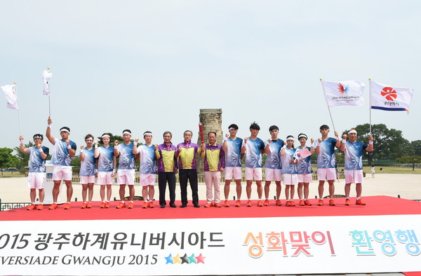 ▲ 환영행사는 첨성대 앞에서 시민 및 관광객 300여명이 참가한 가운데 진행됐다.ⓒ경주시 제공