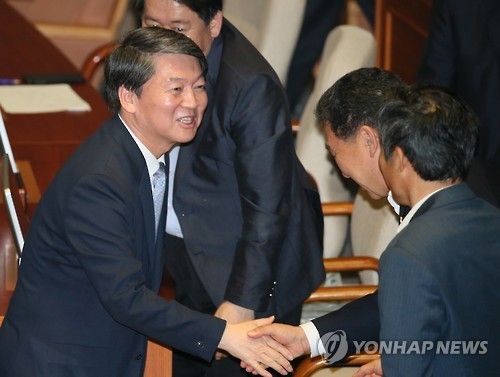 ▲ 새정치민주연합 안철수 의원이 23일 국회 본회의장에서 진행된 교육사회문화 분야 대정부질문에서 질의를 마친 뒤 의원들과 웃으며 인사하고 있다.ⓒ연합뉴스