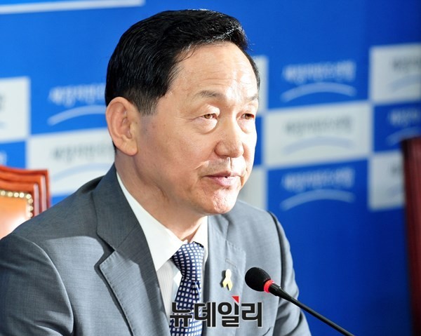 ▲ 김상곤 혁신위원장이 23일 '당권재민 혁신위원회'의 제1차 혁신안을 발표 했다. ⓒ뉴데일리 이종현 기자