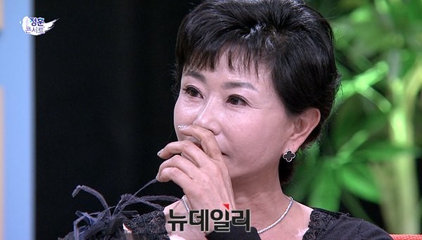 ▲ 6ㆍ25전쟁의 숨겨진 영웅인 김동석 대령의 딸 가수 진미령씨가 아버지에 대한 기억을 말하며 눈씨울을 붉히고 있다.  ⓒ국방TV 화면 캡처