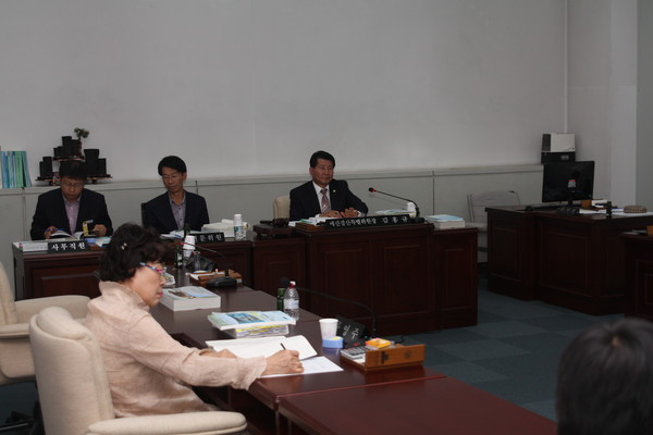 ▲ 김홍규 위원장이 2014 예산결산 안을 승인하고 있다