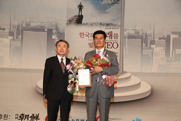 ▲ 영양군 권영택 군수(사진 오른쪽) 2015 한국의 미래 빛낼 CEO 친환경경영부문에 선정됐다.ⓒ영양군 제공