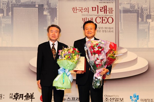▲ 박보생 김천시장(사진 오른쪽)‘2015 한국의 미래를 빛낼 CEO’혁신부문에 선정됐다.ⓒ김천시 제공