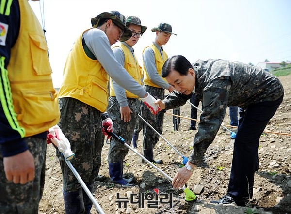 ▲ 한민구 국방 장관은 24일 가뭄피해가 가장 심한 곳으로 알려진 강원도 고랭지 채소밭을 방문해, 가뭄피해를 입고 있는 농민들을 위로하고 군의 적극적인 지원을 약속했다. ⓒ국방부 제공