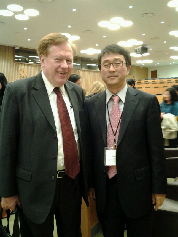 ▲ 로버트 킹 미국무부 대북인권특사는 “잔인한 북한당국의 테러협박에도 굴하지 않고 용감하게 국제무대에 나와서 야만적인 김정은 독재정권을 폭로하는 탈북인사들이야 말로 진정으로 세계평화의 참된 수호자들”이라고 역설했다.   [사진 = 림일 작가]