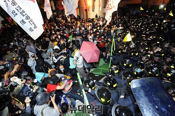 지난 1일 밤, 민주노총과 좌파단체들이 서울지하철 안국역 현대건설 빌딩 앞 사거리에서 청와대 행진을 명목으로 도로를 불법 점거한 채, 경찰에 폭력을 휘두르고 있다. ⓒ 뉴데일리 정재훈 기자
