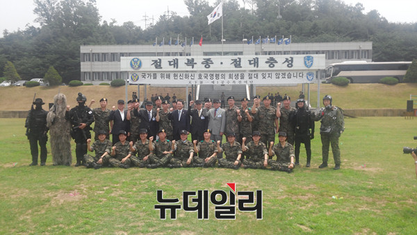 ▲ 새정치연합 문재인 대표와 국방위 소속 국회의원들이 24일 김포에 위치한 제1공수여단을 방문했다. ⓒ뉴데일리 임재섭 기자