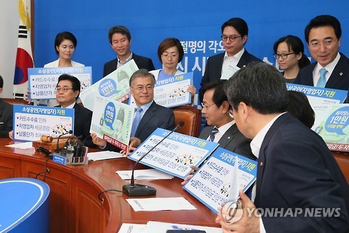 ▲ 새정치민주연합이 6월 24일 최고위원회의에 앞서 최저임금 인상을 주장하는 퍼포먼스를 했다. ⓒ연합뉴스