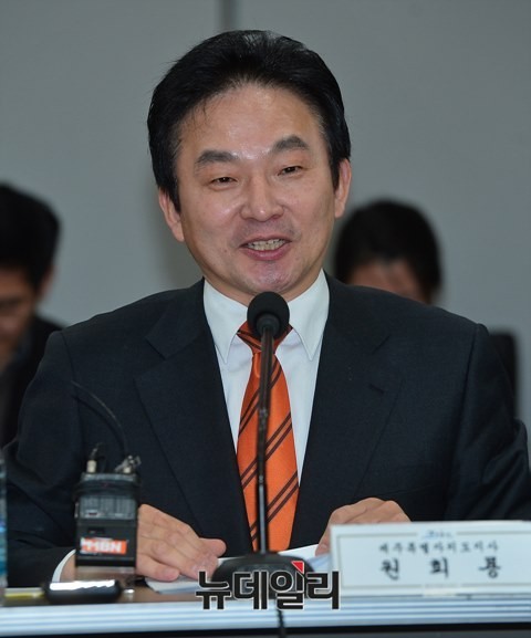 ▲ 원희룡 제주도지사가 새누리당 김무성 대표에게 전화를 걸어 제주도가 '메르스 청정지역'임을 설명해 그 배경에 관심이 쏠린다. ⓒ뉴데일리 정상윤 기자