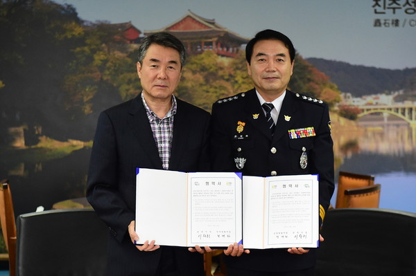 ▲ 왼쪽 이창희 시장과 정재화 서장이 협약서에 서명을 했다