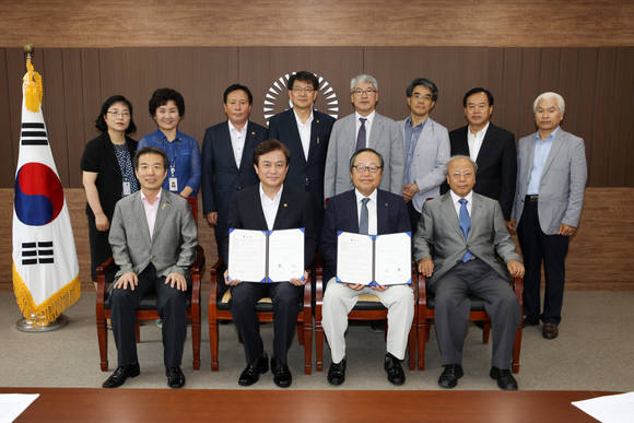 ▲ 교원대와 충북교육청은 24일 전국 학교예술교육 페스티벌 추진을 위한 위·수탁 업무 협약을 체결했다.ⓒ한국교원대