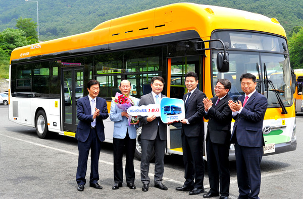 ▲ 현대차는  울산 울주군 청량면 '율리 공영차고지,에서 'CNG 하이브리드 버스 울산 1호차'를 버스운수업체 남성여객자동차에 전달했다. 이날 전달식에는 양재원 남성여객자동차 부회장(좌측 세번째), 김대희 현대차 대구경북울산 상용지역본부장(좌측 네번째)과 관계자들이 참석했다=현대차 제공ⓒ뉴데일리