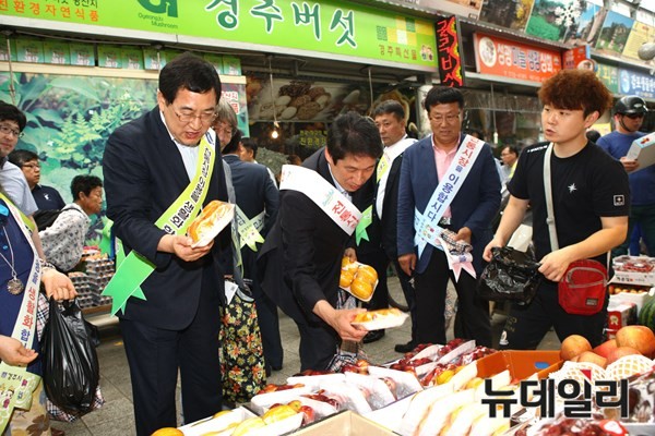 ▲ 메르스로 인해 경북 전통시장들이 타격을 입은 가운데 주낙영 경북도 행정부지사(제일 왼쪽) 등 도청 공무원과 시군 공무원이 25일 경주 성동시장을 찾아 장보기에 나서고 있다.ⓒ경북도 제공