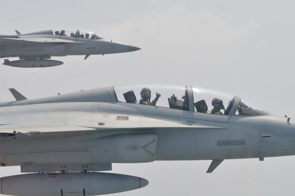 ▲ FA-50 전투기에 탑승해 하늘로 비상한 김두만 前총장(후방석)이 엄지를 들며 최초 국산 전투기 FA-50의 성능에 만족감을 표현하고 있는 모습.ⓒ공군